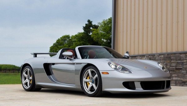 أرملة بورشه السوداء: لماذا تبقى Carrera GT أيقونة الخطر والندرة في عالم السيارات