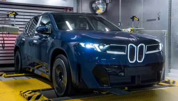 100 ألف طلب في عام واحد.. BMW iX3 تدفع مصنع ديبرتسن إلى العمل بثلاث ورديات