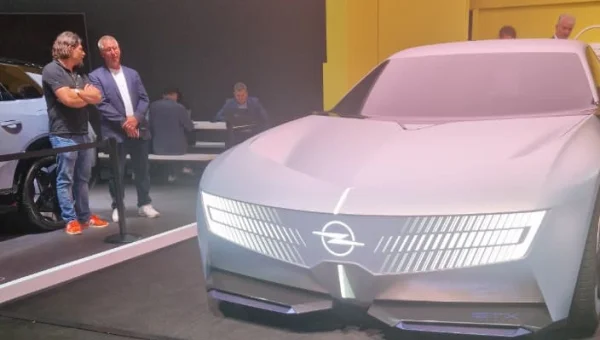 أوبل تكشف عن STX Concept في باريس 2026: مستقبل كهربائي يعيد إحياء سيارات الستيشن واجن