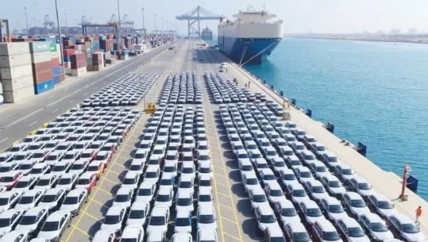 الجمارك تحتجز 90 سيارة صينية لعدم تطابق المواصفات الفنية