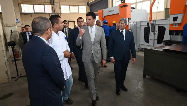 خالد هاشم يتفقد مصنع البصريات العالمية لتوطين إلكترونيات السيارات في مصر
