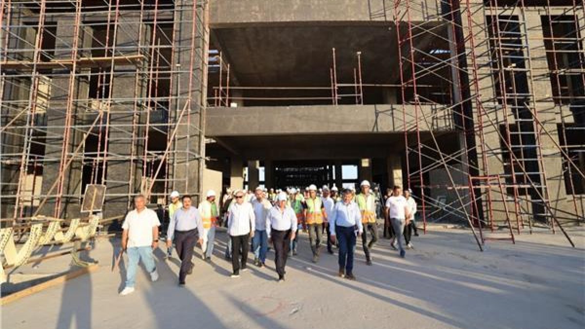 وزير النقل يتفقد القطار الكهربائي السريع في صعيد مصر ويكشف مكاسب تنموية وسياحية غير مسبوقة